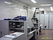 Puestos de trabajo, archivo y acceso a planta superior.