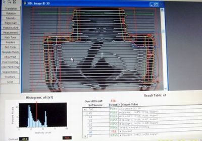 Sistema de control de rebabas en frascos de vidrio. [Glass small bottles faults control system].