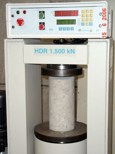 Equipo electr&oacute;ncio desarrollado y fabricado por SHS S.L. Prensa hidr&aacute;ulica desarrollada y fabricada por HIDRENSA.